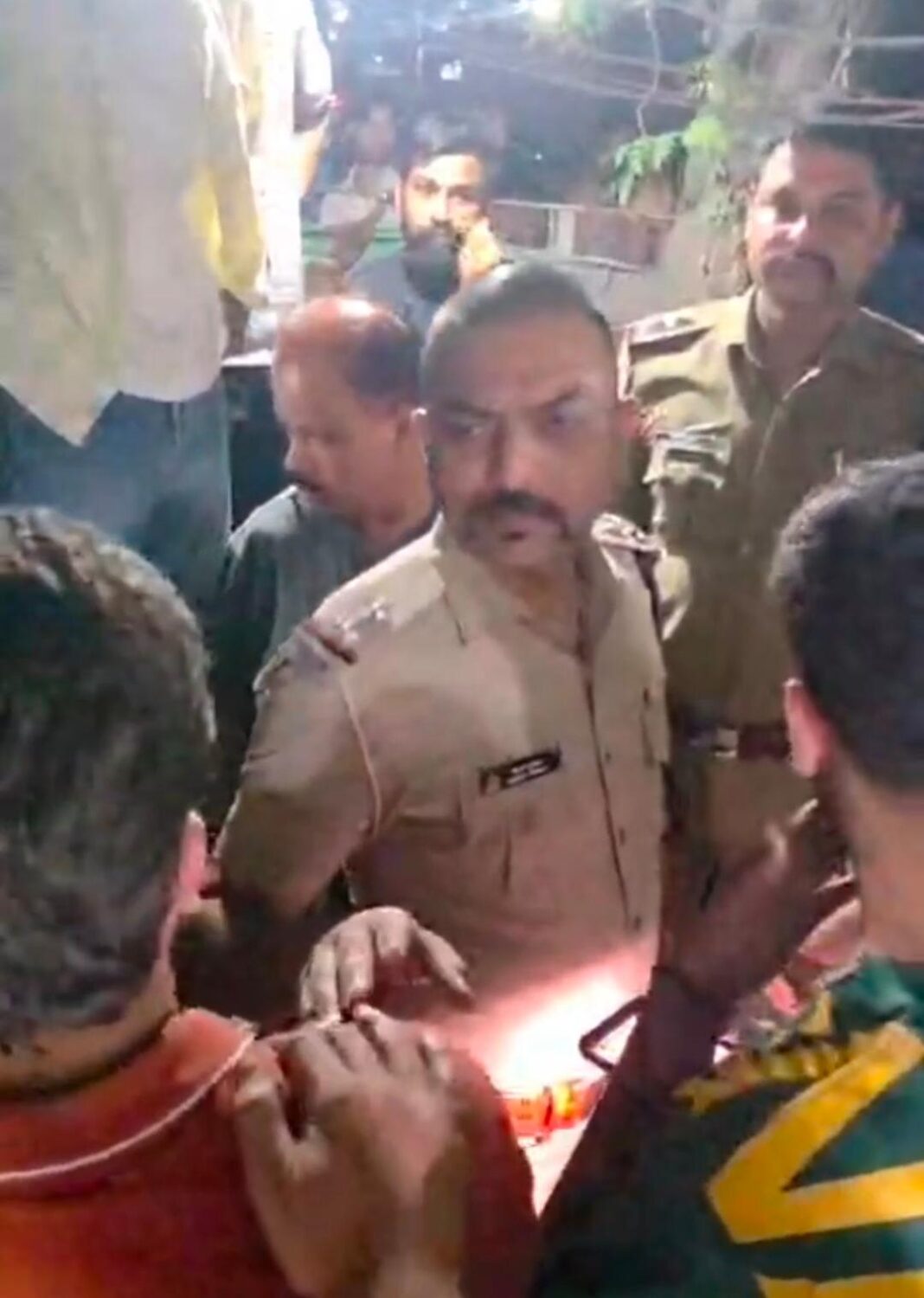 भाजपा नेता के घर हथियारबंद बदमाशों का तांडव,लोडेड पिस्टल छोड़कर भागे बदमाश, पुलिस ने तहरीर के आधार पर मुकदमा दर्ज कर जांच शुरू की भाजपा नेता के घर हथियारबंद बदमाशों का तांडव,लोडेड पिस्टल छोड़कर भागे बदमाश, पुलिस ने तहरीर के आधार पर मुकदमा दर्ज कर जांच शुरू की