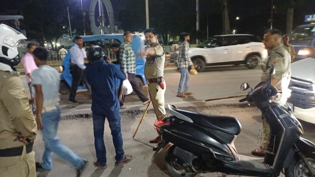 पुलिस का कानून व्यवस्था को दृढ़ बनाने को रोडवेज समेत कई जगहों पर सघन चैकिंग अभियान,संदिग्धों से पूछताछ, पुलिस की चैकिंग देख मचा हड़कंप,गांधी पार्क में बैठे नशेड़ियों में मची भगदड़ पुलिस का कानून व्यवस्था को दृढ़ बनाने को रोडवेज समेत कई जगहों पर सघन चैकिंग अभियान,संदिग्धों से पूछताछ, पुलिस की चैकिंग देख मचा हड़कंप,गांधी पार्क में बैठे नशेड़ियों में मची भगदड़