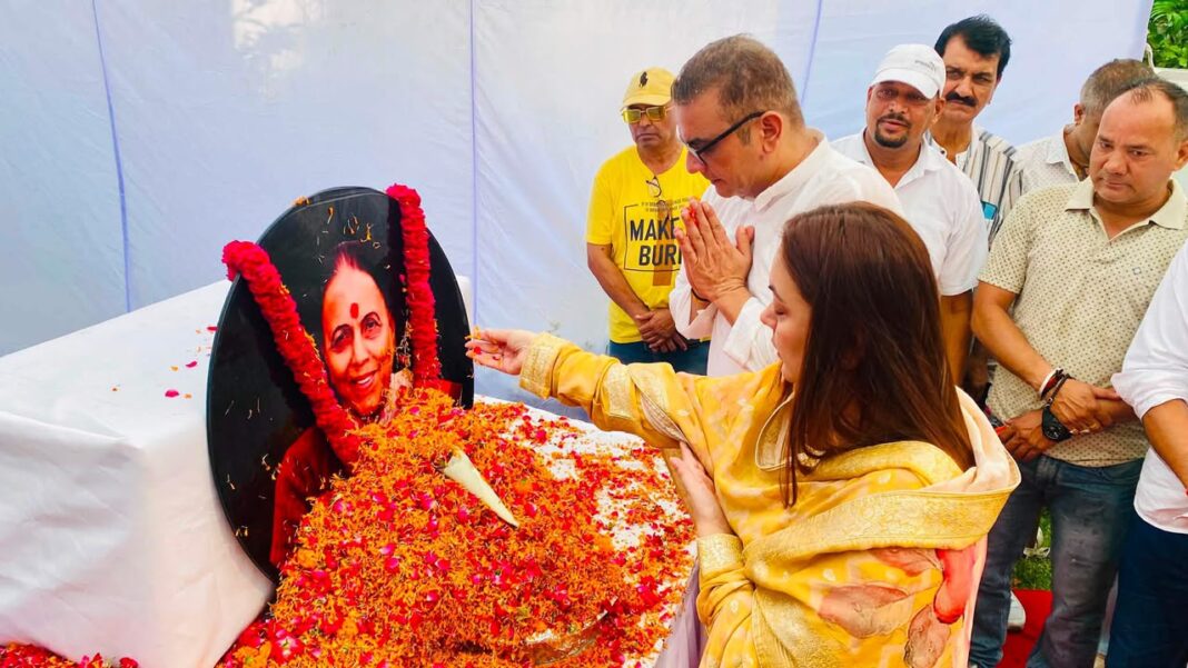 स्व. डॉ. इंदिरा हृदयेश की पंचम पुण्यतिथि पर उमड़ा जनसैलाब, श्रद्धा, सम्मान और स्मृतियों के बीच जुटे सभी दलों के नेता स्व. डॉ. इंदिरा हृदयेश की पंचम पुण्यतिथि पर उमड़ा जनसैलाब, श्रद्धा, सम्मान और स्मृतियों के बीच जुटे सभी दलों के नेता