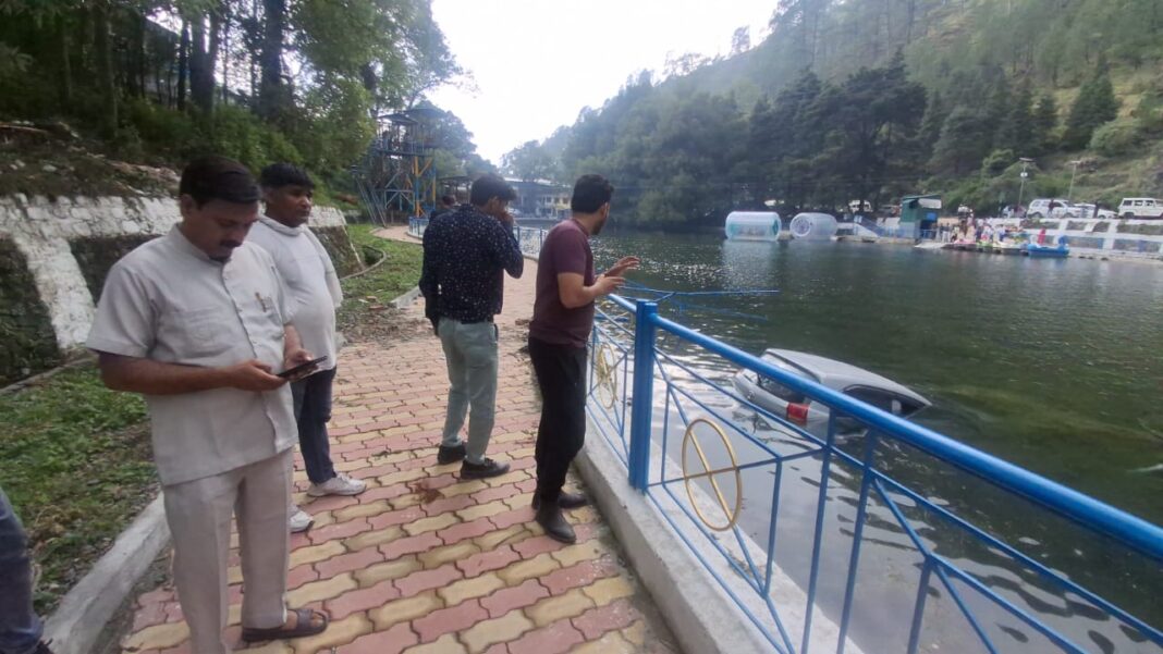 सरियाताल में अनियंत्रित होकर गिरी सैंट्रो कार, दो लोग थे सवार, गाड़ी से निकलकर बचाई जान। सरियाताल में अनियंत्रित होकर गिरी सैंट्रो कार, दो लोग थे सवार, गाड़ी से निकलकर बचाई जान।