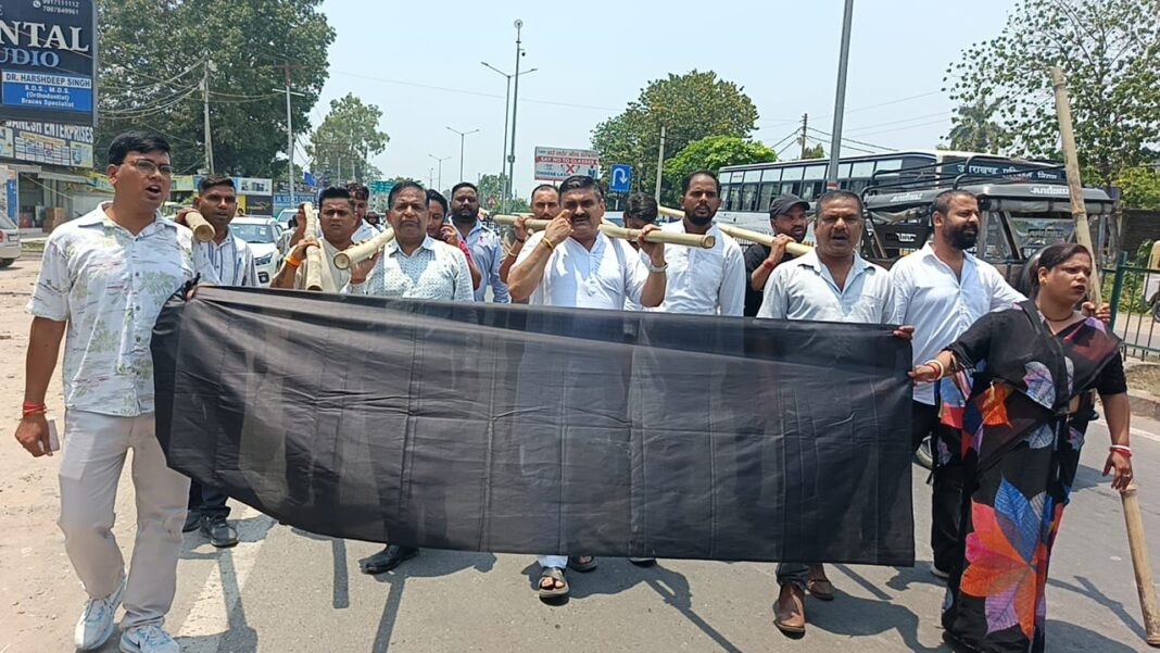 परशुराम चौक कट बंद के विरोध में कांग्रेस का अनोखा प्रदर्शन,सड़क पर उल्टा चलकर और काले झंडे दिखाकर जताया विरोध परशुराम चौक कट बंद के विरोध में कांग्रेस का अनोखा प्रदर्शन,सड़क पर उल्टा चलकर और काले झंडे दिखाकर जताया विरोध