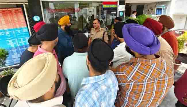सोशल मीडिया वीडियो पर सिख समाज में रोष, आपत्तिजनक टिप्पणी के विरोध में कोतवाली में दी तहरीर सोशल मीडिया वीडियो पर सिख समाज में रोष, आपत्तिजनक टिप्पणी के विरोध में कोतवाली में दी तहरीर