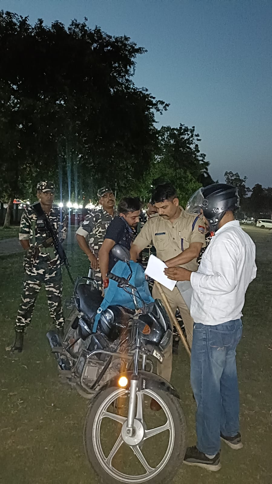 रुद्रपुर में ऑपरेशन प्रहार के तहत सघन अभियान,संदिग्धों की चैकिंग, एक दर्जन से अधिक लोगों का पुलिस एक्ट में चालान, चेतावनी रात को 10 बजे के बाद घूमते मिले तो सलाखों के पीछे भेजे जाओगे रुद्रपुर में ऑपरेशन प्रहार के तहत सघन अभियान,संदिग्धों की चैकिंग, एक दर्जन से अधिक लोगों का पुलिस एक्ट में चालान, चेतावनी रात को 10 बजे के बाद घूमते मिले तो सलाखों के पीछे भेजे जाओगे