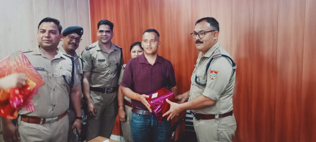एसएसआई अनिल जोशी का अल्मोड़ा तबादला,कोतवाली में दी गई भावभीनी विदाई, नये एसएसआई सुखवंत ने संभाला कार्यभार एसएसआई अनिल जोशी का अल्मोड़ा तबादला,कोतवाली में दी गई भावभीनी विदाई, नये एसएसआई सुखवंत ने संभाला कार्यभार