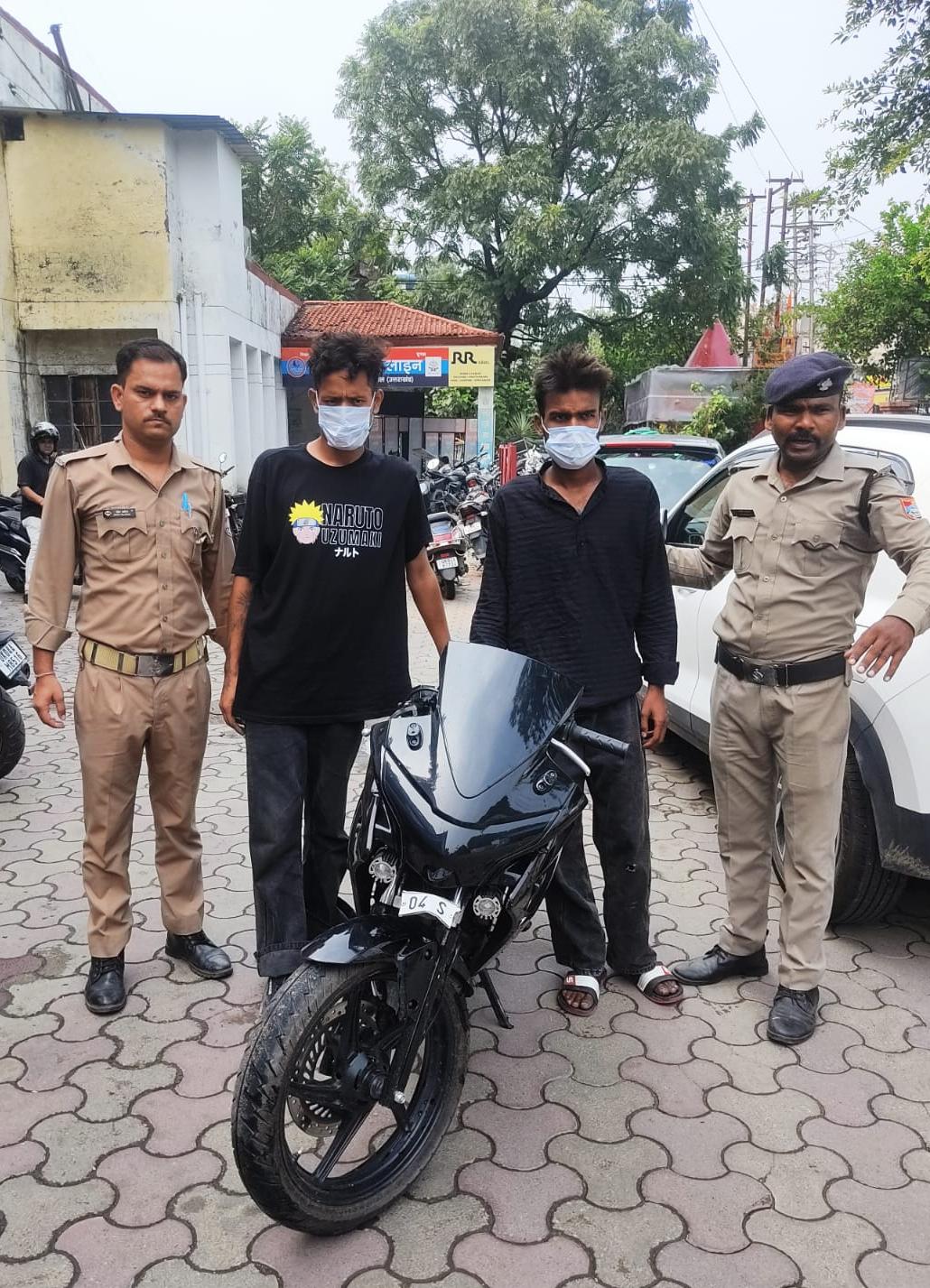 मोटरसाइकिल पर बैठाकर लूटपाट करने वाले दो शातिर बदमाश 24 घंटे में गिरफ्तार, लूटा मोबाइल और नकदी बरामद मोटरसाइकिल पर बैठाकर लूटपाट करने वाले दो शातिर बदमाश 24 घंटे में गिरफ्तार, लूटा मोबाइल और नकदी बरामद