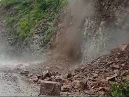 बदरीनाथ हाईवे पर बोल्डर गिरने से दिल्ली महिला तीर्थयात्री की मौत, यातायात अस्थायी रूप से रोका गया बदरीनाथ हाईवे पर बोल्डर गिरने से दिल्ली महिला तीर्थयात्री की मौत, यातायात अस्थायी रूप से रोका गया