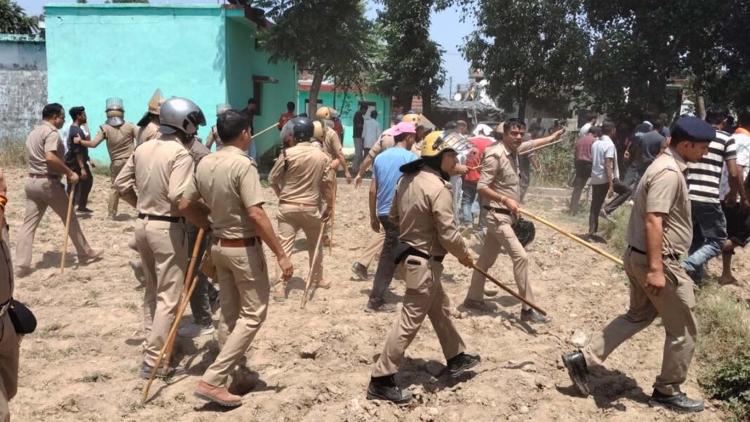 देहरादून में BJP नेता की हत्या के बाद बवाल: भीड़ ने आरोपी का घर फूंका, इंटरनेट सेवा बंद, इलाके में तनाव देहरादून में BJP नेता की हत्या के बाद बवाल: भीड़ ने आरोपी का घर फूंका, इंटरनेट सेवा बंद, इलाके में तनाव