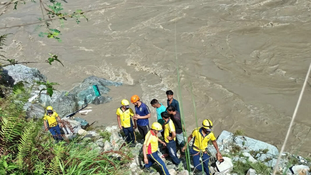 ऋषिकेश-बद्रीनाथ हाईवे पर हादसा: कार अलकनंदा में गिरी, राहत और बचाव जारी ऋषिकेश-बद्रीनाथ हाईवे पर हादसा: कार अलकनंदा में गिरी, राहत और बचाव जारी