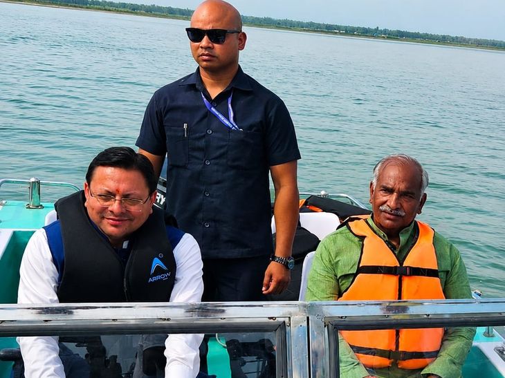 मुख्यमंत्री धामी ने विधायक अरविंद पांडे के साथ मोटरबोट से किया जलाशय का दौरा, विकास कार्यों का लिया जायजा मुख्यमंत्री धामी ने विधायक अरविंद पांडे के साथ मोटरबोट से किया जलाशय का दौरा, विकास कार्यों का लिया जायजा