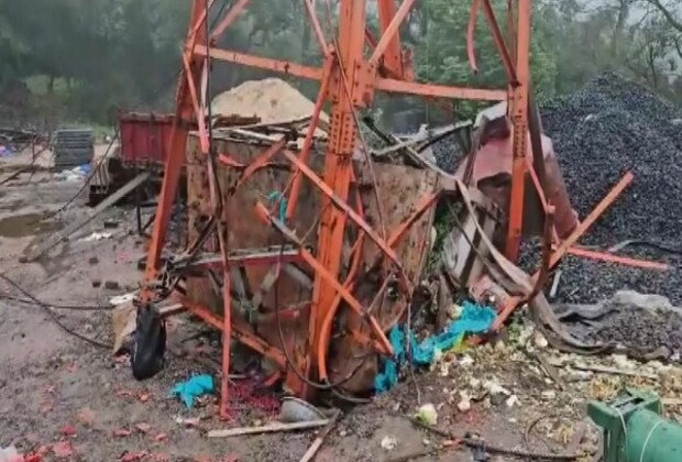 गुजरात के पावागढ़ में भूस्खलन से हड़कंप, भारी बारिश के बीच कई लोगों के फंसे होने की आशंका गुजरात के पावागढ़ में भूस्खलन से हड़कंप, भारी बारिश के बीच कई लोगों के फंसे होने की आशंका