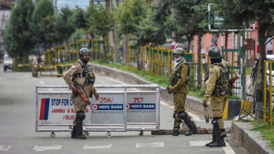 जम्मू-कश्मीर में नार्को-आतंकवाद पर बड़ा प्रहार: 50 दिनों में 1000 से अधिक तस्कर गिरफ्तार जम्मू-कश्मीर में नार्को-आतंकवाद पर बड़ा प्रहार: 50 दिनों में 1000 से अधिक तस्कर गिरफ्तार