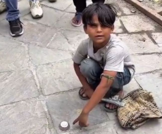 मॉल रोड के जादूगर बच्चे की मदद के लिए आनंद महिंद्रा ने बढ़ाया हाथ मॉल रोड के जादूगर बच्चे की मदद के लिए आनंद महिंद्रा ने बढ़ाया हाथ