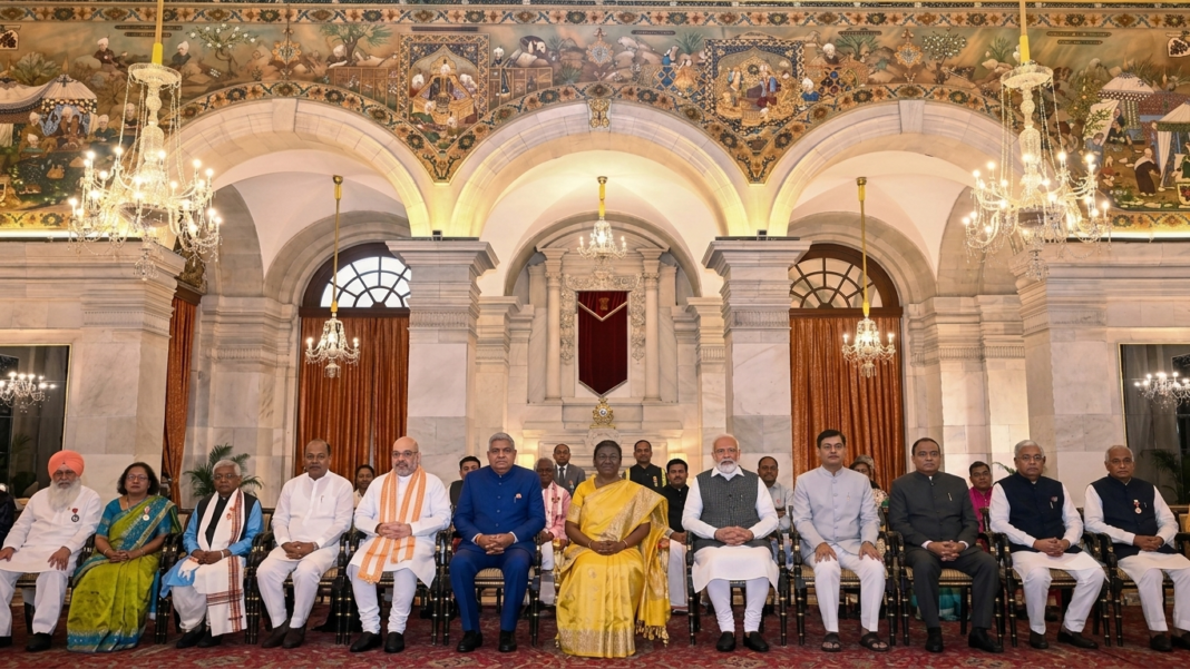 राष्ट्रपति मुर्मु ने 65 हस्तियों को पद्म पुरस्कारों से किया सम्मानित, रोहित शर्मा और अलका याज्ञनिक भी शामिल राष्ट्रपति मुर्मु ने 65 हस्तियों को पद्म पुरस्कारों से किया सम्मानित, रोहित शर्मा और अलका याज्ञनिक भी शामिल