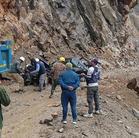 पंचचुली ट्रेक के दौरान हादसा: जीप पर पत्थर गिरने से दो लोगों की मौत पंचचुली ट्रेक के दौरान हादसा: जीप पर पत्थर गिरने से दो लोगों की मौत