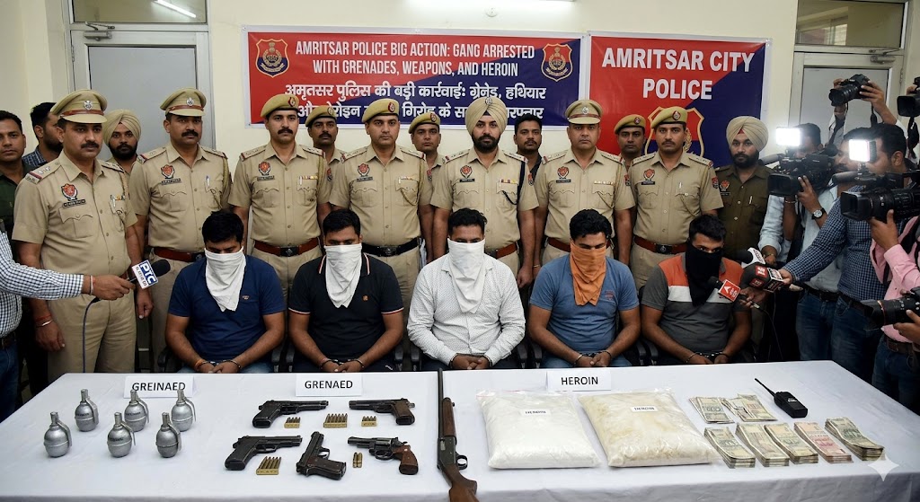 अमृतसर पुलिस की बड़ी कार्रवाई: ग्रेनेड, हथियार और हेरोइन सहित गिरोह के सदस्य गिरफ्तार अमृतसर पुलिस की बड़ी कार्रवाई: ग्रेनेड, हथियार और हेरोइन सहित गिरोह के सदस्य गिरफ्तार