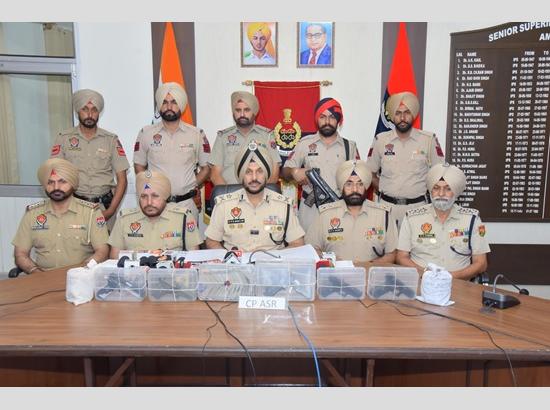 सीमा पार हथियार-हवाला नेटवर्क का भंडाफोड़, अफगान नागरिक समेत 6 गिरफ्तार सीमा पार हथियार-हवाला नेटवर्क का भंडाफोड़, अफगान नागरिक समेत 6 गिरफ्तार