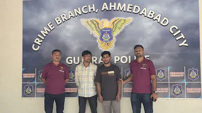 अहमदाबाद पुलिस ने नकल NEET-UG 2026 साइबर ठगी का किया भंडाफोड़, दो आरोपी गिरफ्तार अहमदाबाद पुलिस ने नकल NEET-UG 2026 साइबर ठगी का किया भंडाफोड़, दो आरोपी गिरफ्तार