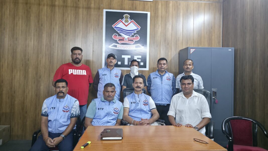 अपराध मुक्त उत्तराखंड विजन को साकार में एसटीएफ का बड़ी कार्रवाई,फर्जी शस्त्र लाइसेंस रैकेट का मास्टरमाइंड गिरफ्तार अपराध मुक्त उत्तराखंड विजन को साकार में एसटीएफ का बड़ी कार्रवाई,फर्जी शस्त्र लाइसेंस रैकेट का मास्टरमाइंड गिरफ्तार