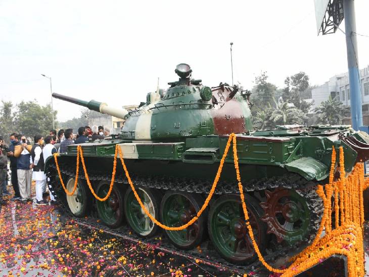 अन्ना हजारे के गांव में स्थापित हुआ ऐतिहासिक टी-55 टैंक, भारत-पाक युद्धों का रहा है गवाह अन्ना हजारे के गांव में स्थापित हुआ ऐतिहासिक टी-55 टैंक, भारत-पाक युद्धों का रहा है गवाह