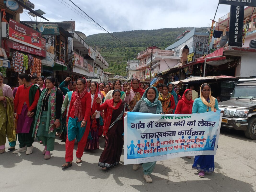 कर्णप्रयाग में महिलाओं का शराब विरोधी अभियान, बोतलें तोड़कर जताया आक्रोश कर्णप्रयाग में महिलाओं का शराब विरोधी अभियान, बोतलें तोड़कर जताया आक्रोश