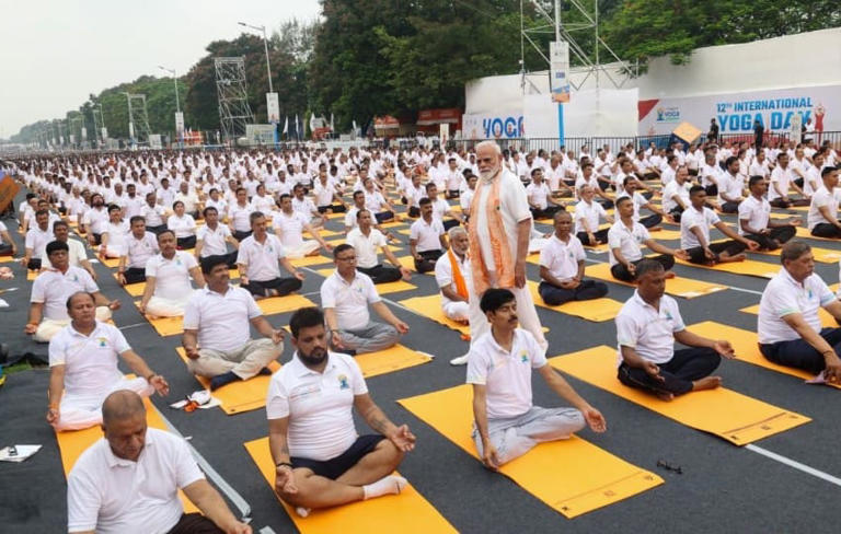कोलकाता में अंतरराष्ट्रीय योग दिवस पर पीएम मोदी ने किया नेतृत्व, वैश्विक स्तर पर गूंजा ‘योग का संदेश’ कोलकाता में अंतरराष्ट्रीय योग दिवस पर पीएम मोदी ने किया नेतृत्व, वैश्विक स्तर पर गूंजा ‘योग का संदेश’