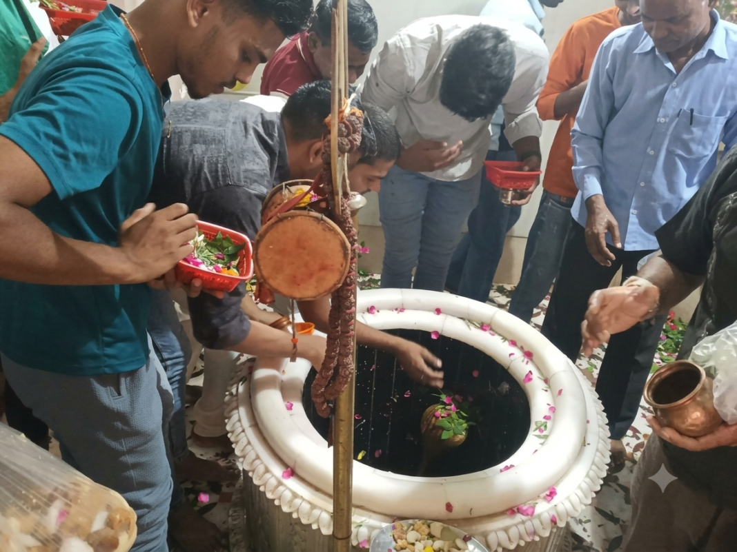 सावन का पहला सोमवार: हल्द्वानी के महादेव मंदिर में जलाभिषेक के लिए उमड़ी श्रद्धालुओं की भारी भीड़ सावन का पहला सोमवार: हल्द्वानी के महादेव मंदिर में जलाभिषेक के लिए उमड़ी श्रद्धालुओं की भारी भीड़