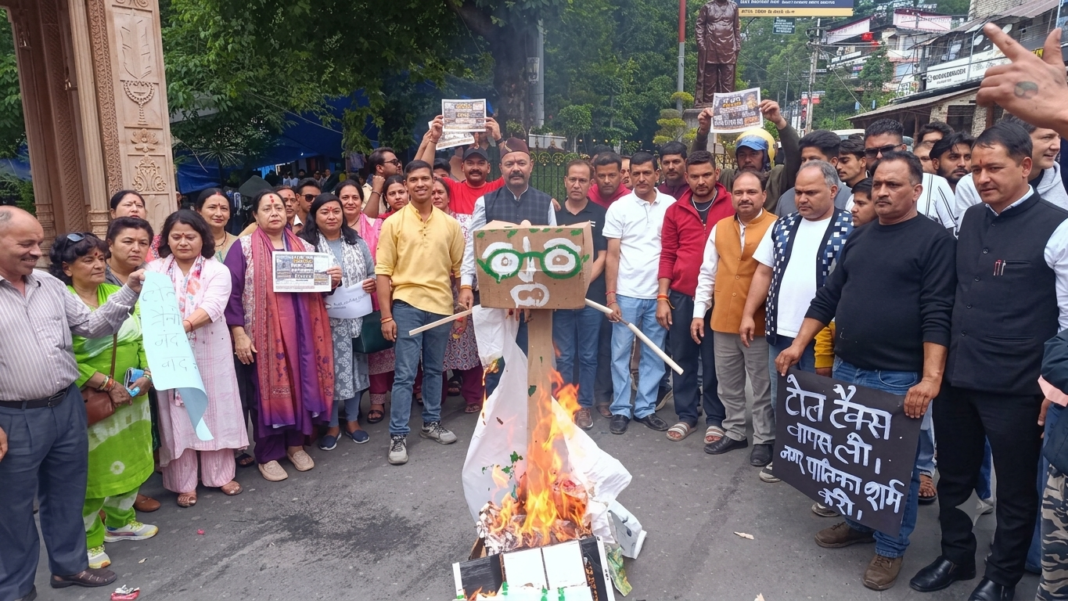 नैनीताल में बवाल: पालिकाध्यक्ष के एकतरफा ठेके के खिलाफ भड़के सभासद, लगाया नियमों की धज्जी उड़ाने का आरोप नैनीताल में बवाल: पालिकाध्यक्ष के एकतरफा ठेके के खिलाफ भड़के सभासद, लगाया नियमों की धज्जी उड़ाने का आरोप
