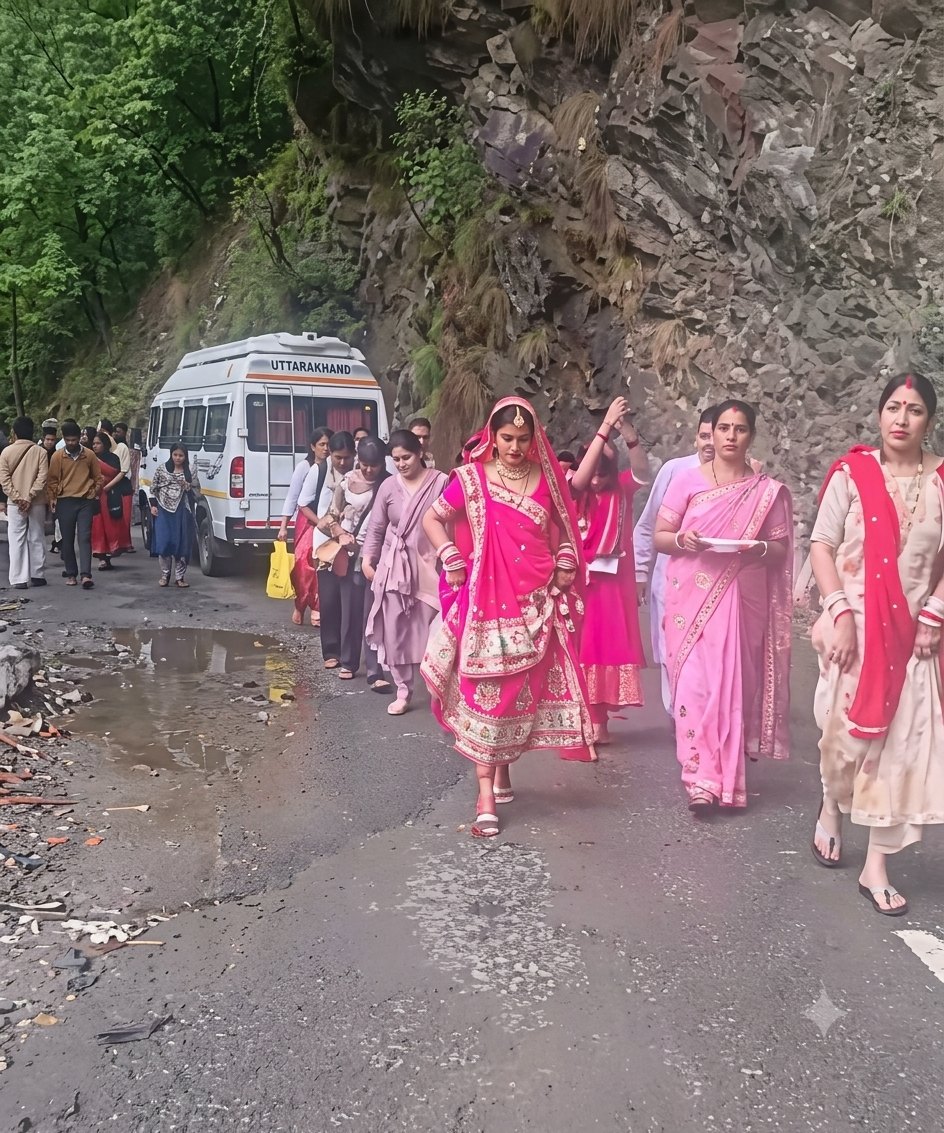 सोनप्रयाग-त्रियुगीनारायण मार्ग पर भूस्खलन, मलबे से रास्ता बंद; शादी समारोह प्रभावित सोनप्रयाग-त्रियुगीनारायण मार्ग पर भूस्खलन, मलबे से रास्ता बंद; शादी समारोह प्रभावित