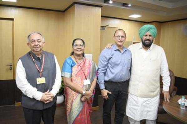 15 महीने बाद राष्ट्रीय अल्पसंख्यक आयोग को मिला नया अध्यक्ष, हरजीत सिंह ग्रेवाल ने संभाला कार्यभार 15 महीने बाद राष्ट्रीय अल्पसंख्यक आयोग को मिला नया अध्यक्ष, हरजीत सिंह ग्रेवाल ने संभाला कार्यभार