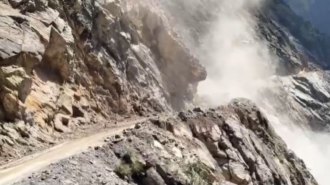 भारत-चीन सीमा के पास पिथौरागढ़ में भारी भूस्खलन, सड़क पर गिरे विशाल बोल्डर; यातायात बाधित भारत-चीन सीमा के पास पिथौरागढ़ में भारी भूस्खलन, सड़क पर गिरे विशाल बोल्डर; यातायात बाधित