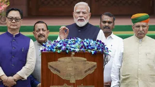 नीट पेपर लीक पर हंगामे के बीच संसद की कार्यवाही आज फिर शुरू, चर्चा को तैयार केंद्र; पीएम बोले– पेपर लीक ‘घोर पाप’ नीट पेपर लीक पर हंगामे के बीच संसद की कार्यवाही आज फिर शुरू, चर्चा को तैयार केंद्र; पीएम बोले– पेपर लीक ‘घोर पाप’
