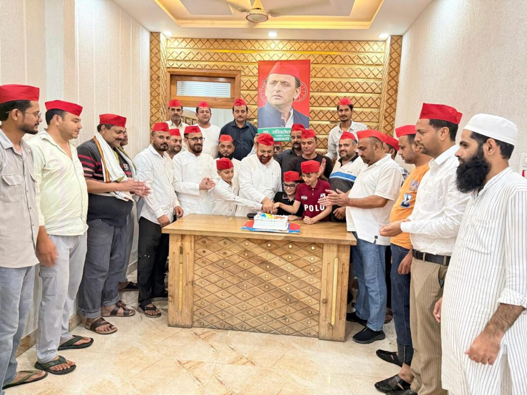 पूर्व मुख्य मंत्री अखिलेश यादव का 53वां जन्मदिवस, सपा कार्यकर्ताओं ने काटा केक पूर्व मुख्य मंत्री अखिलेश यादव का 53वां जन्मदिवस, सपा कार्यकर्ताओं ने काटा केक