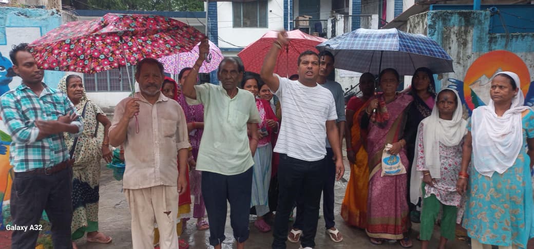 राजपुरा में पेयजल संकट पर फूटा गुस्सा, भारी बारिश में जल संस्थान के खिलाफ प्रदर्शन राजपुरा में पेयजल संकट पर फूटा गुस्सा, भारी बारिश में जल संस्थान के खिलाफ प्रदर्शन