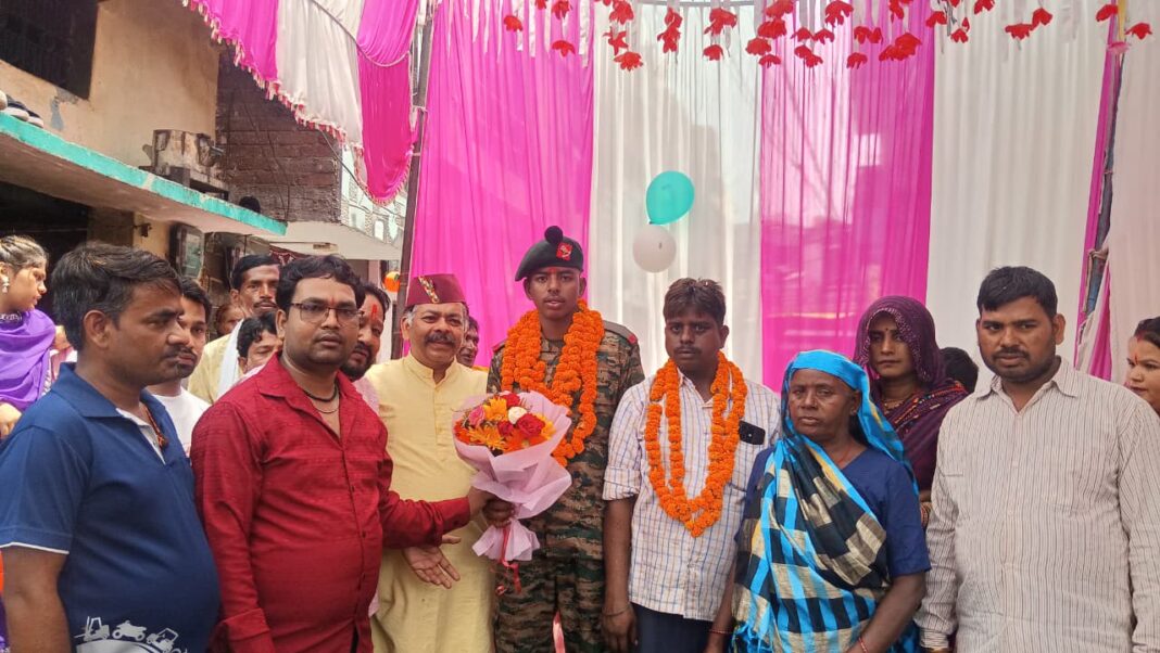 अग्निवीर जयदीप कश्यप के प्रथम बार घर पहुंचने पर हुआ भव्य स्वागत, शिव सैनिकों ने किया सम्मान अग्निवीर जयदीप कश्यप के प्रथम बार घर पहुंचने पर हुआ भव्य स्वागत, शिव सैनिकों ने किया सम्मान
