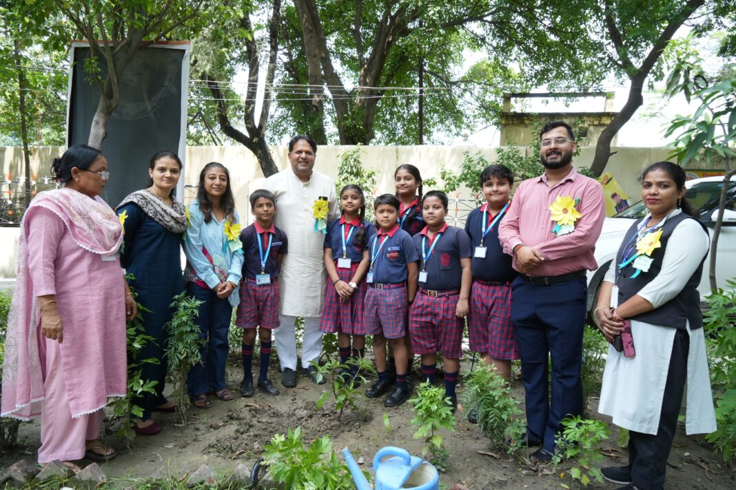 नगर निगम ने स्कूली बच्चों के साथ मनाया वन महोत्सव, बच्चों ने चार रंगों के डस्टबिन से सीखा कचरा पृथक्करण नगर निगम ने स्कूली बच्चों के साथ मनाया वन महोत्सव, बच्चों ने चार रंगों के डस्टबिन से सीखा कचरा पृथक्करण