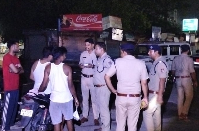 पुलिस उपद्रवियों और शराब पीकर वाहन चलाने वालों पर एक्शन में,बिना कारण घूमते मिले तो हवालात जाओगे पुलिस उपद्रवियों और शराब पीकर वाहन चलाने वालों पर एक्शन में,बिना कारण घूमते मिले तो हवालात जाओगे