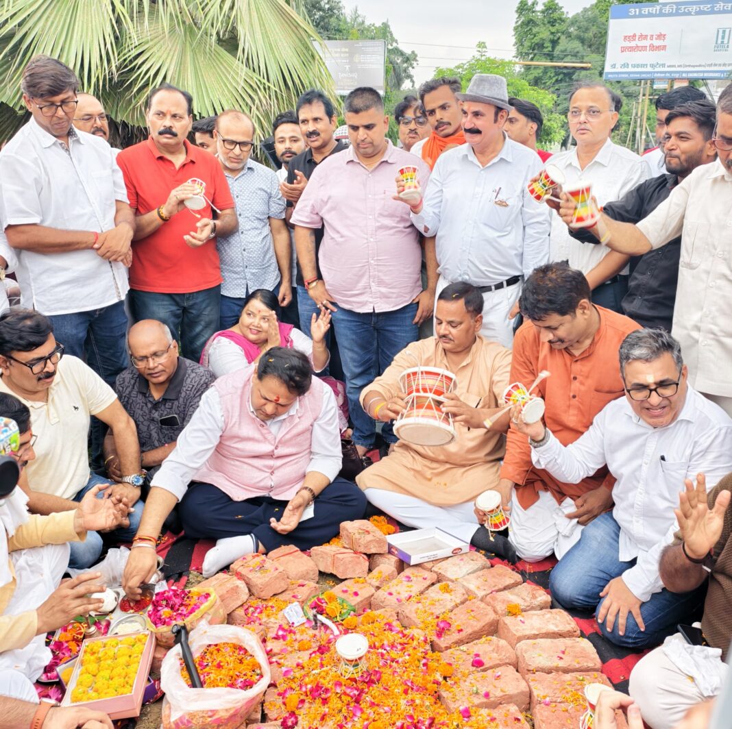 रुद्रपुर में महापौर ने किया ‘डमरू चौक’ का शिलान्यास गांधी पार्क को ‘श्री राम पार्क’ बनाने का ऐलान किया रुद्रपुर में महापौर ने किया ‘डमरू चौक’ का शिलान्यास गांधी पार्क को ‘श्री राम पार्क’ बनाने का ऐलान किया