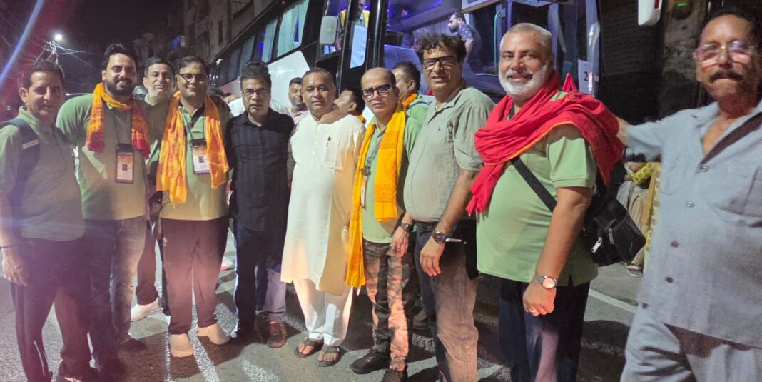 अमरनाथ यात्रा जाने वाले श्रद्धालुओं का जत्था रवाना, समाजसेवी चुघ ने किया रवाना अमरनाथ यात्रा जाने वाले श्रद्धालुओं का जत्था रवाना, समाजसेवी चुघ ने किया रवाना
