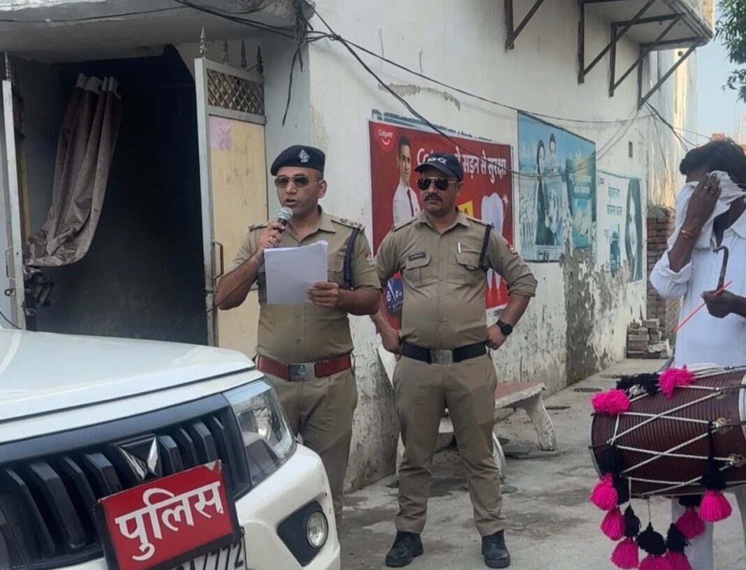 फरार आरोपियों के घर ढोल नगाड़े के साथ पहुंची पुलिस, कुर्की की कार्रवाई का नोटिस चस्पा किया फरार आरोपियों के घर ढोल नगाड़े के साथ पहुंची पुलिस, कुर्की की कार्रवाई का नोटिस चस्पा किया