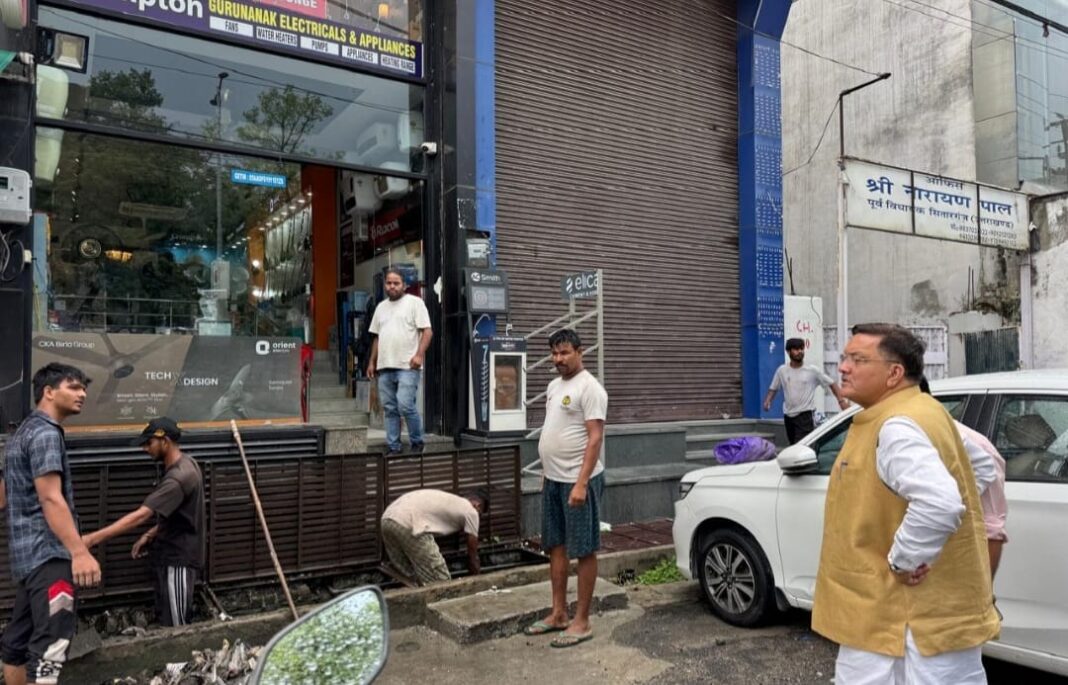 बारिश के बीच महापौर गजराज सिंह बिष्ट ने किया विभिन्न क्षेत्रों का निरीक्षण, सफाई व्यवस्था का लिया जायजा बारिश के बीच महापौर गजराज सिंह बिष्ट ने किया विभिन्न क्षेत्रों का निरीक्षण, सफाई व्यवस्था का लिया जायजा