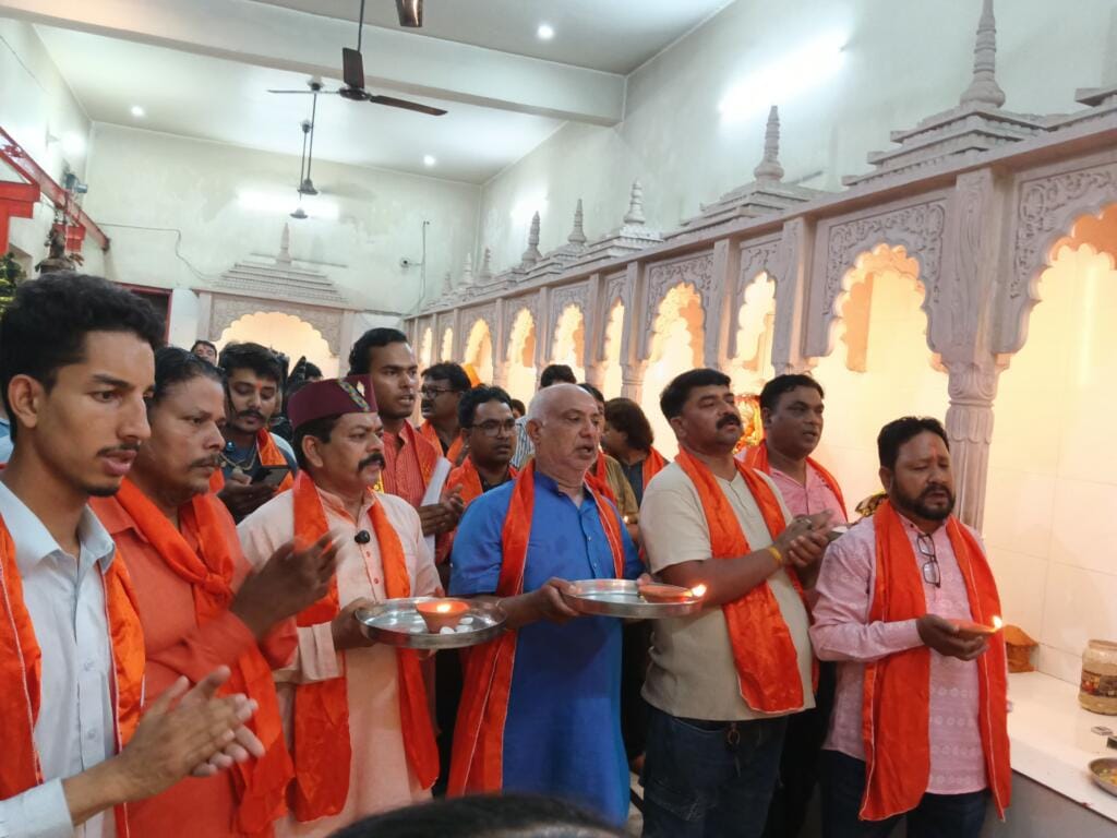 हल्द्वानी: कथित राम मंदिर चंदा अनियमितता के विरोध में शिवसेना ने किया सामूहिक हनुमान चालीसा पाठ हल्द्वानी: कथित राम मंदिर चंदा अनियमितता के विरोध में शिवसेना ने किया सामूहिक हनुमान चालीसा पाठ