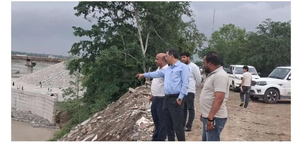 बरसात से पहले चोरगलिया रोड की सुरक्षा दीवार पूरी करने की कवायद तेज, नए अधीक्षण अभियंता ने किया निरीक्षण बरसात से पहले चोरगलिया रोड की सुरक्षा दीवार पूरी करने की कवायद तेज, नए अधीक्षण अभियंता ने किया निरीक्षण