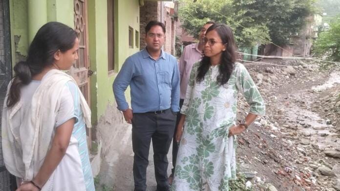 मानसून से पहले प्रशासन अलर्ट, नालों और गोला नदी किनारे 150 भवन चिह्नित, नोटिस जारी मानसून से पहले प्रशासन अलर्ट, नालों और गोला नदी किनारे 150 भवन चिह्नित, नोटिस जारी