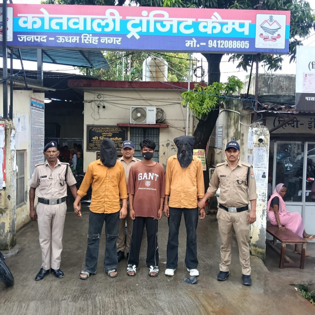 ट्रांजिट कैंप पुलिस का वाहन चोर गिरोह का पर्दाफाश,चोरी की बाईक समेत तीन चोर गिरफ्तार ट्रांजिट कैंप पुलिस का वाहन चोर गिरोह का पर्दाफाश,चोरी की बाईक समेत तीन चोर गिरफ्तार