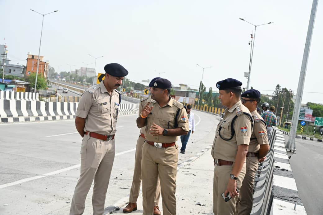 तीनपानी बाईपास हादसे के बाद हरकत में पुलिस, एसएसपी ने किया घटनास्थल का निरीक्षण तीनपानी बाईपास हादसे के बाद हरकत में पुलिस, एसएसपी ने किया घटनास्थल का निरीक्षण