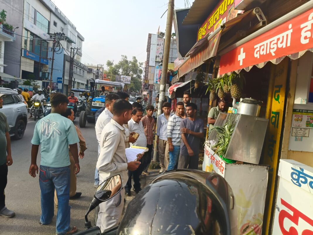 नगर निगम का फुटपाथों पर अतिक्रमण के खिलाफ अभियान, 8 चालान, दो वाहन सामान जब्त नगर निगम का फुटपाथों पर अतिक्रमण के खिलाफ अभियान, 8 चालान, दो वाहन सामान जब्त