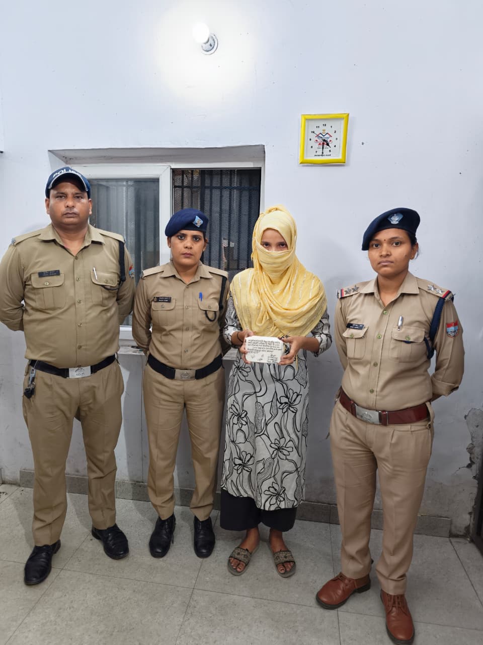 नशे के जाल में अब महिलाएं भी! पुलिस की दोहरी कार्रवाई, स्मैक के साथ युवती और 144 पव्वे शराब सहित युवक गिरफ्तार नशे के जाल में अब महिलाएं भी! पुलिस की दोहरी कार्रवाई, स्मैक के साथ युवती और 144 पव्वे शराब सहित युवक गिरफ्तार