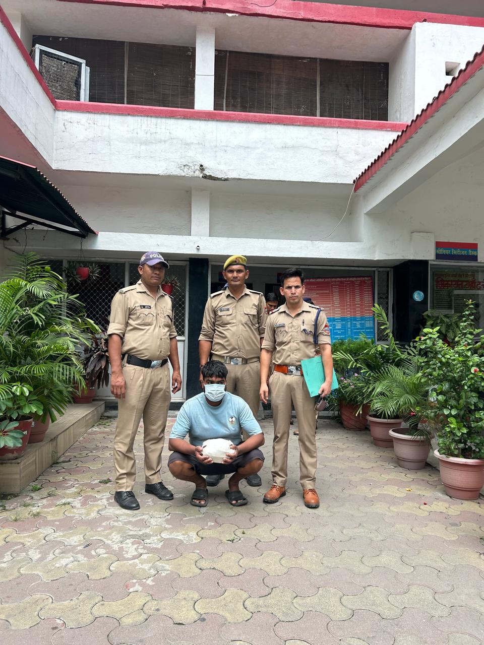 बड़ी कार्रवाई: 1.121 किलो चरस के साथ तस्कर गिरफ्तार, एसओटीएफ और पुलिस की संयुक्त कार्रवाई बड़ी कार्रवाई: 1.121 किलो चरस के साथ तस्कर गिरफ्तार, एसओटीएफ और पुलिस की संयुक्त कार्रवाई