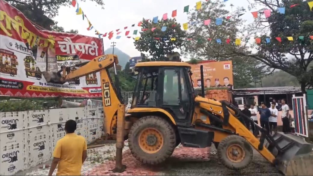 चित्रशिला धाम के पास अतिक्रमण पर चला प्रशासन का बुलडोजर, विवादित चौपाटी सील चित्रशिला धाम के पास अतिक्रमण पर चला प्रशासन का बुलडोजर, विवादित चौपाटी सील