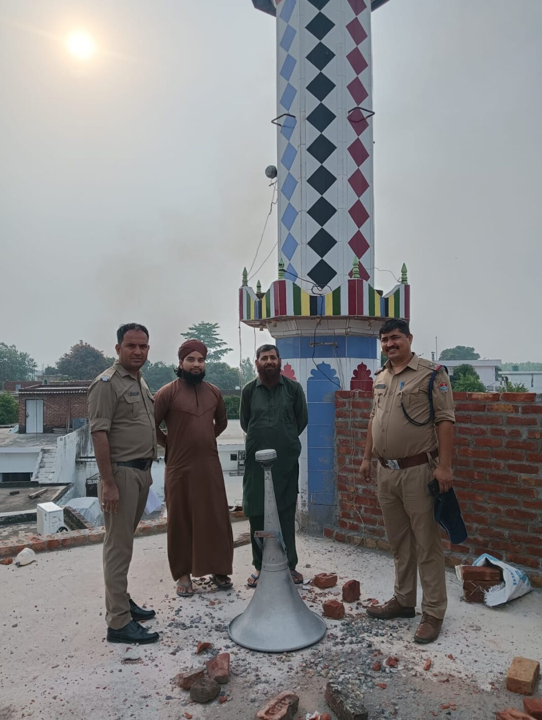 जनपद में चला धार्मिक स्थलों पर लगे लाउडस्पीकर उतरवाने की कार्रवाई जनपद में चला धार्मिक स्थलों पर लगे लाउडस्पीकर उतरवाने की कार्रवाई